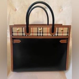 Burberry purse